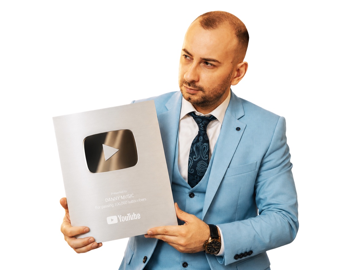 Daniel Rebegea cu premiul YouTube Silver Creator Award